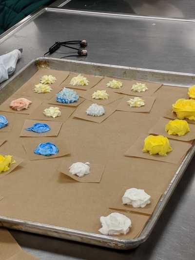 tray of practice buttercream flowers made by students.